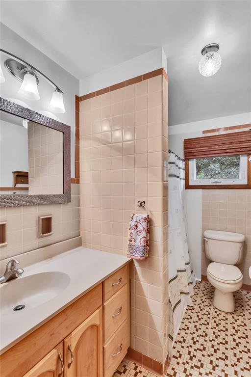 638 Rose Street Apollo, PA 15613 - Photo 21 of 32 Main level full bathroom