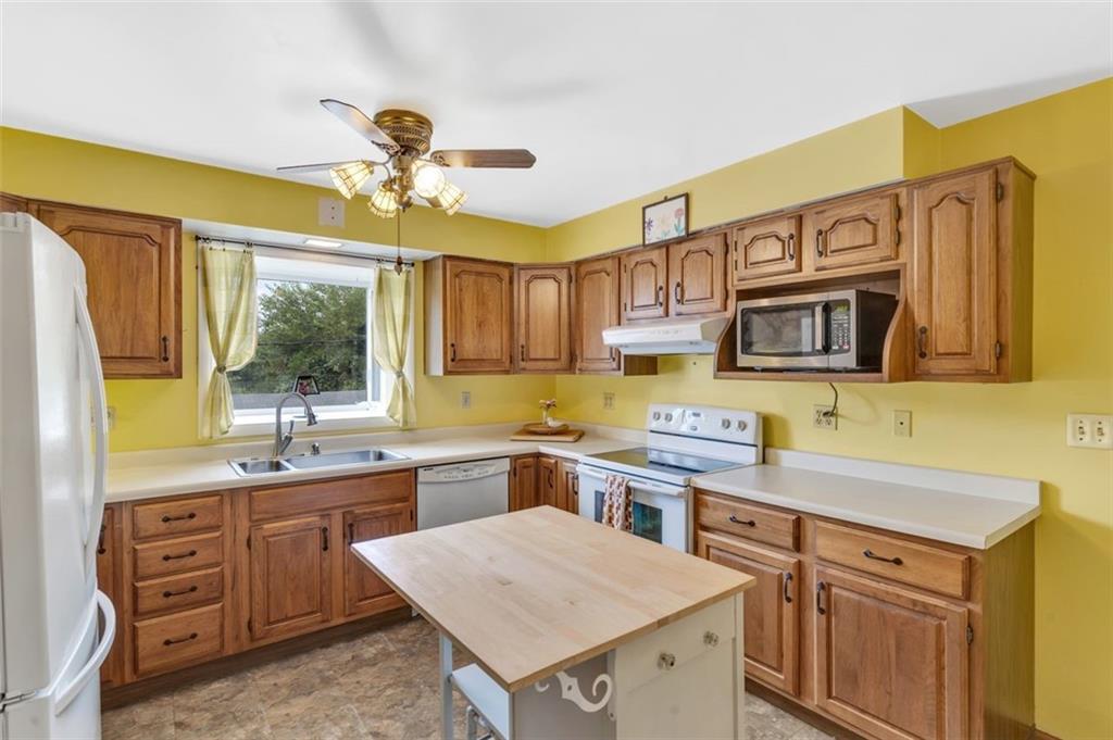 638 Rose Street Apollo, PA 15613 - Photo 8 of 32 Bright and Cherry kitchen