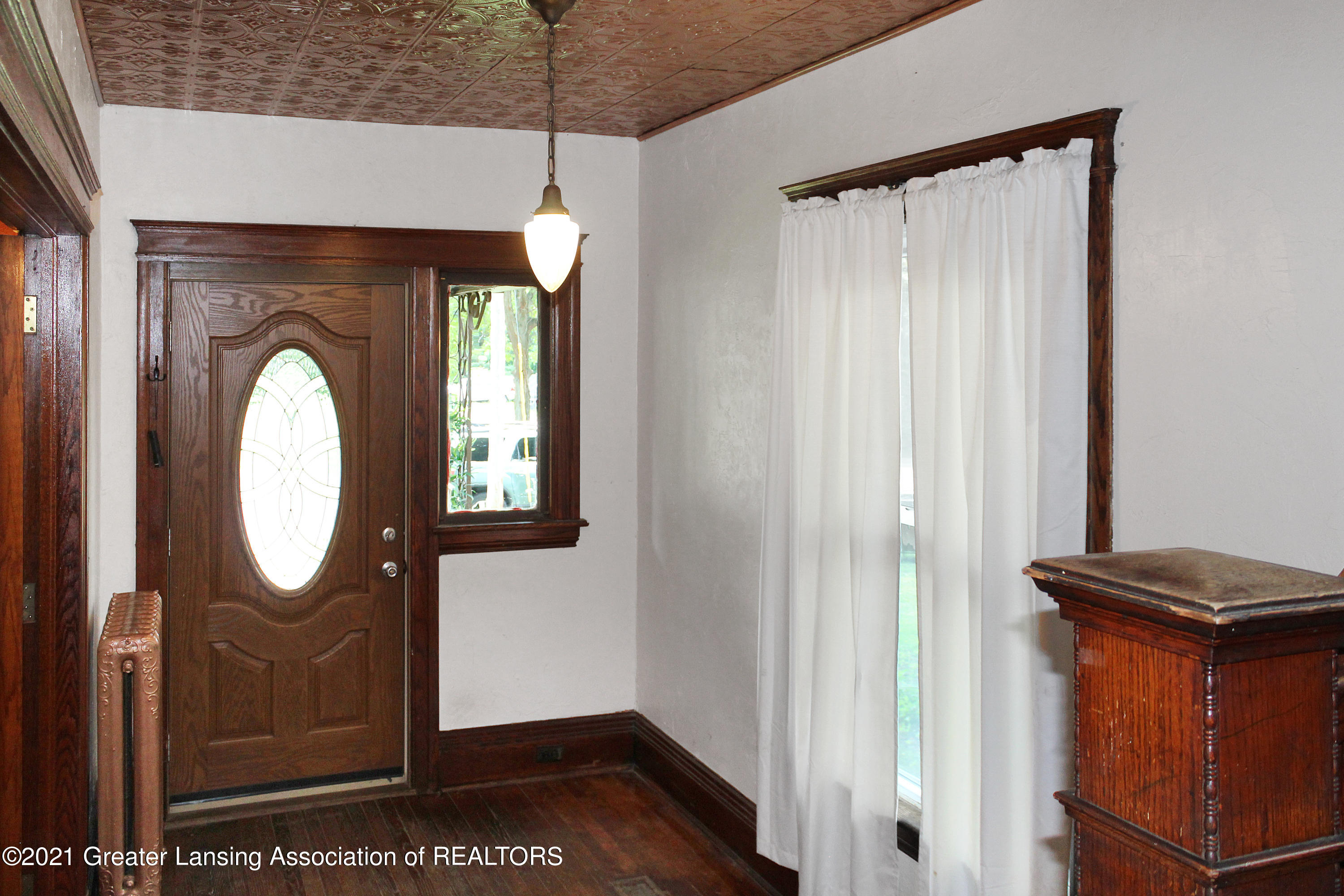 706 4th Street Jackson, MI 49203 - Photo 4 of 30 Foyer
