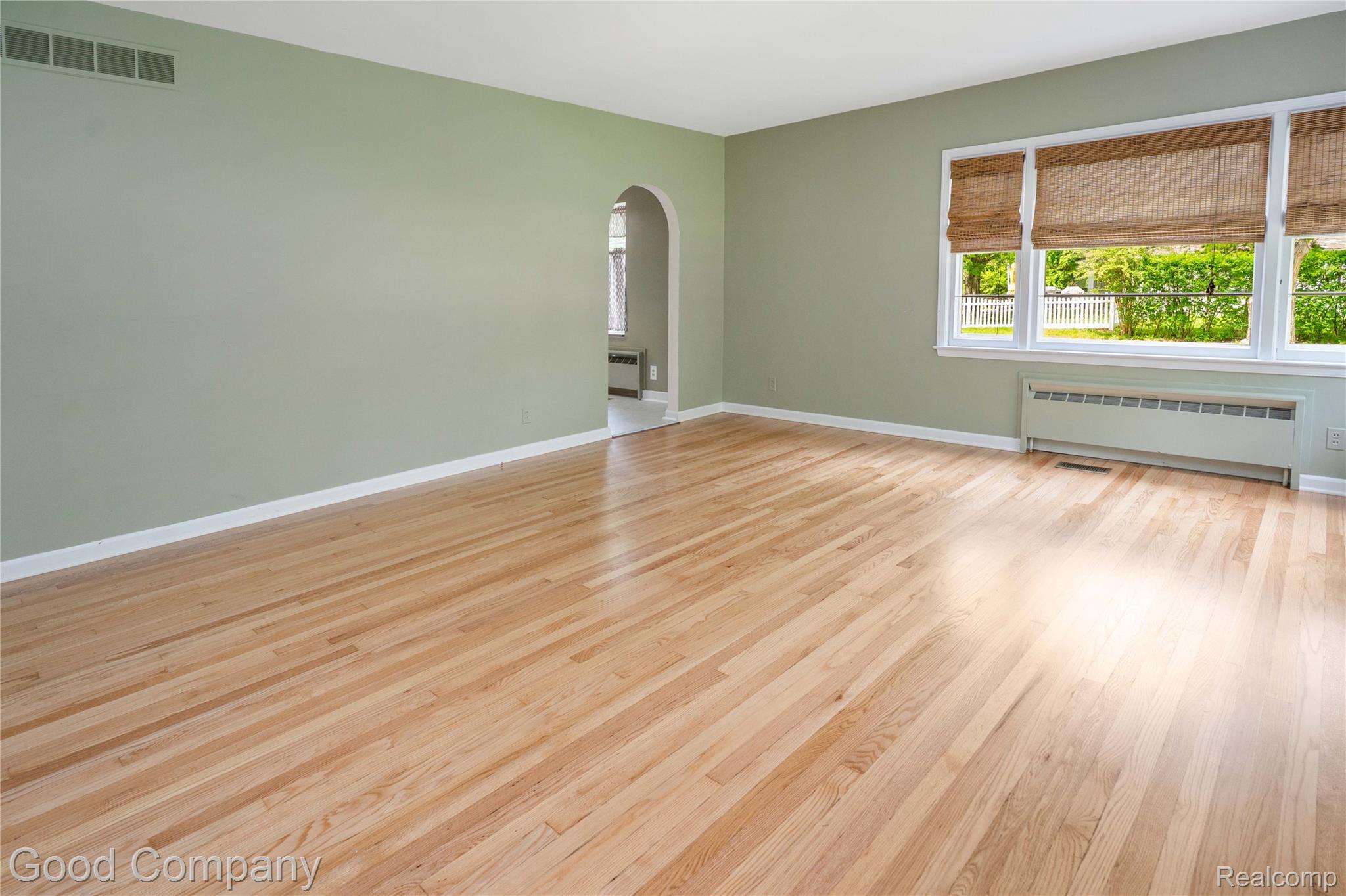 312 Dover Road Waterford, MI 48328 - Photo 10 of 24 LivingRoom04.jpg