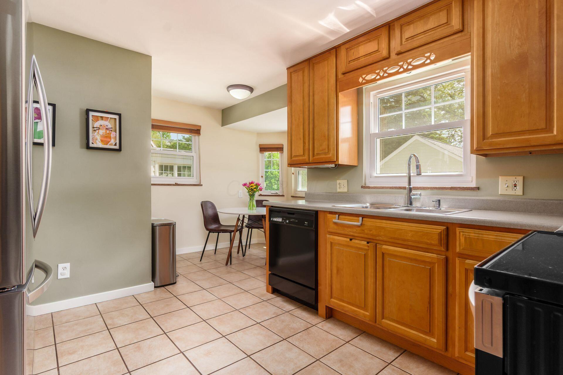 2008 Edgemont Road North Columbus, OH 43212 - Photo 20 of 60 Kitchen