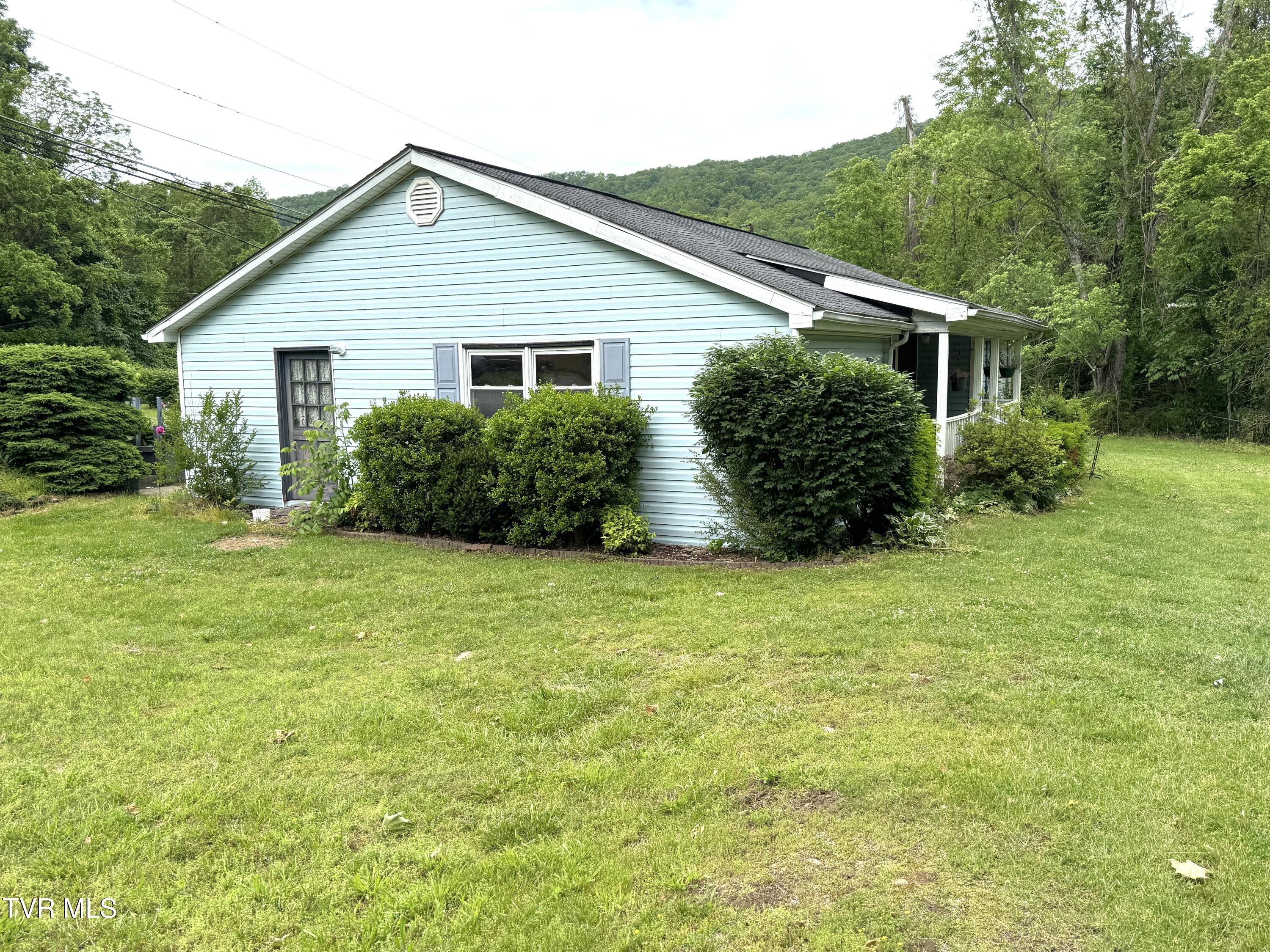 142 Sheryl Turner Road Big Stone Gap, VA 24219 - Photo 14 of 42 RIGHT FRONT CORNER