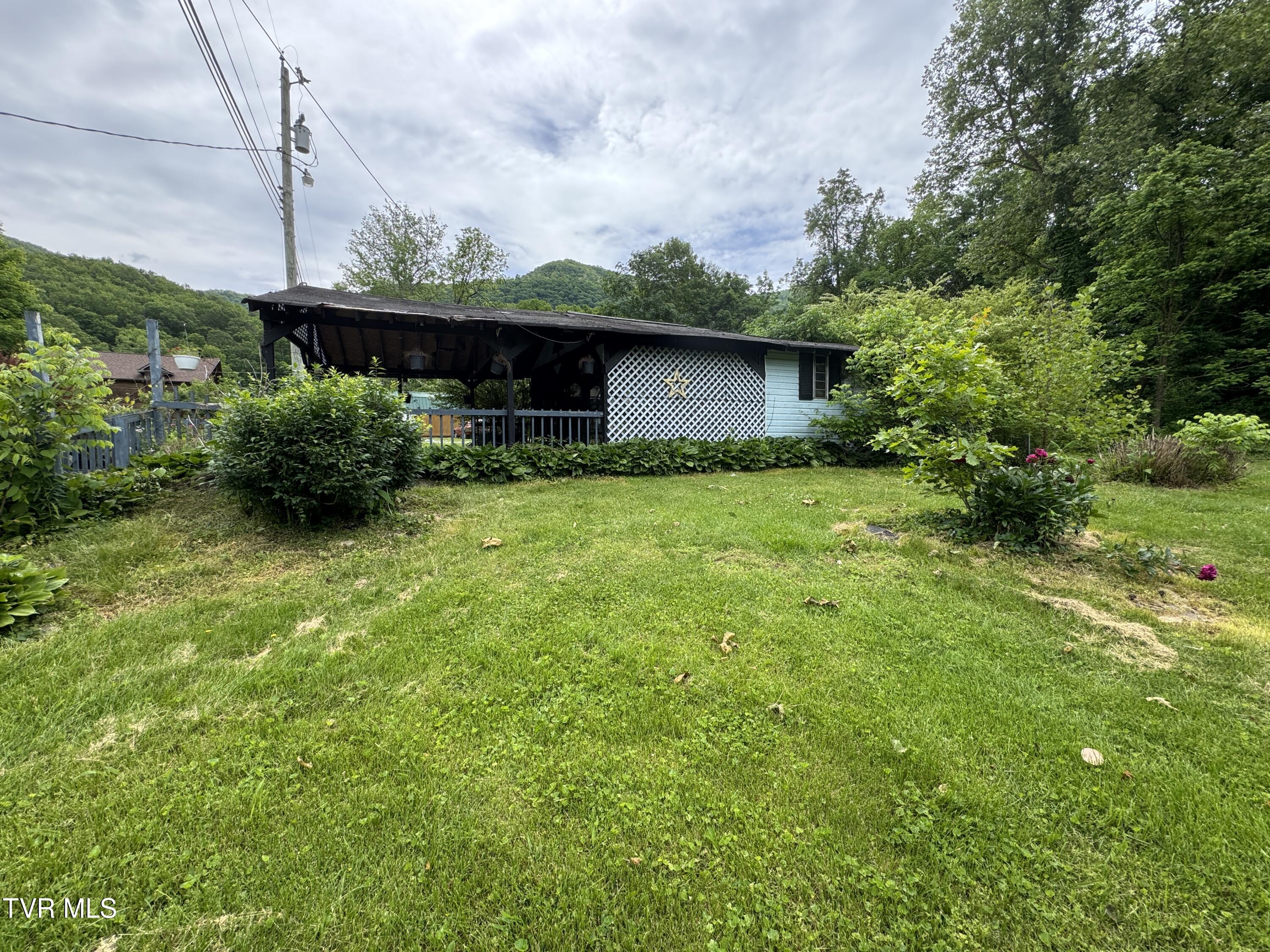 142 Sheryl Turner Road Big Stone Gap, VA 24219 - Photo 15 of 42 SCREENED ROOM AND ATTACHED WORKSHOP