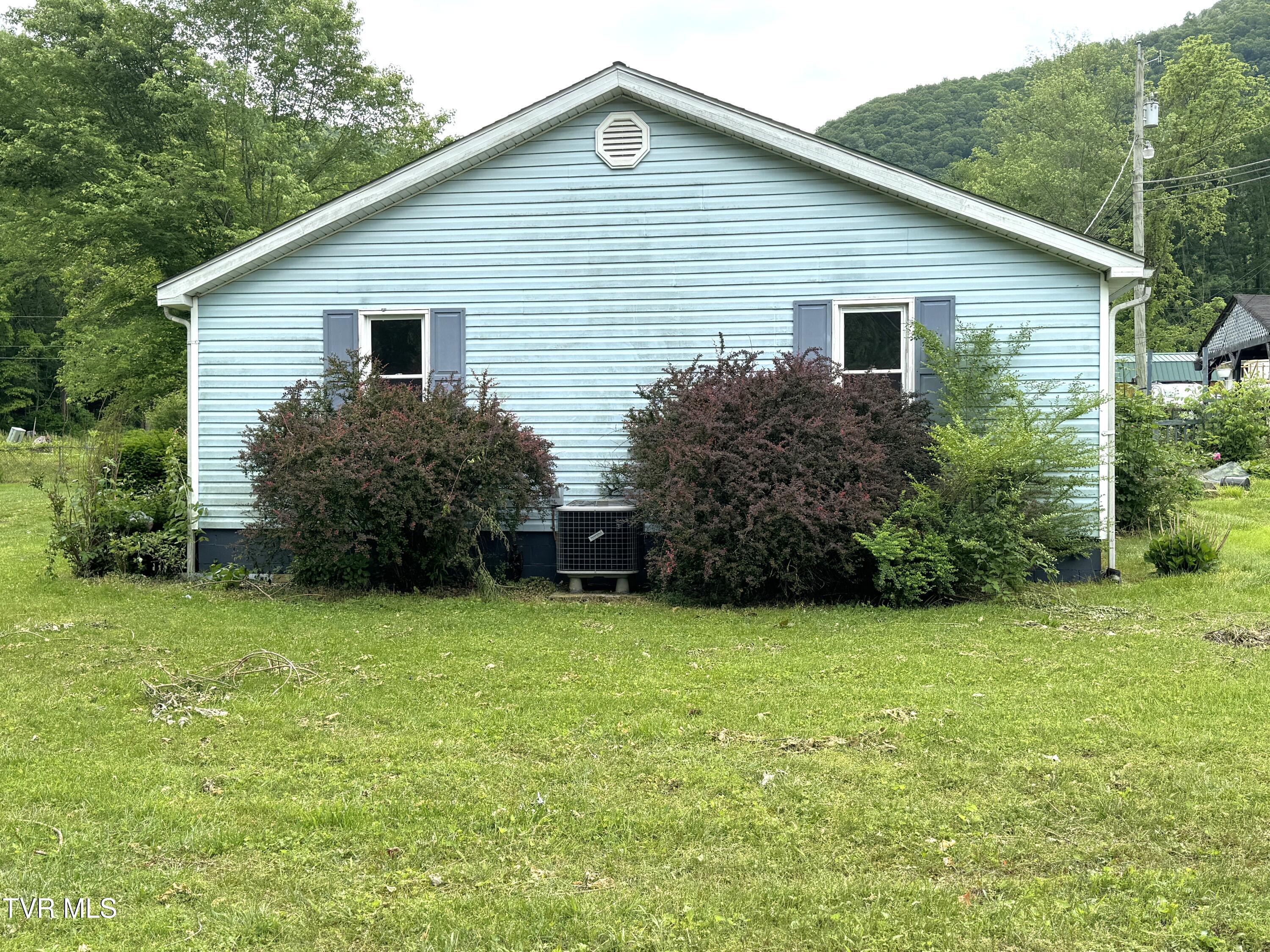 142 Sheryl Turner Road Big Stone Gap, VA 24219 - Photo 4 of 42 LEFT END VIEW