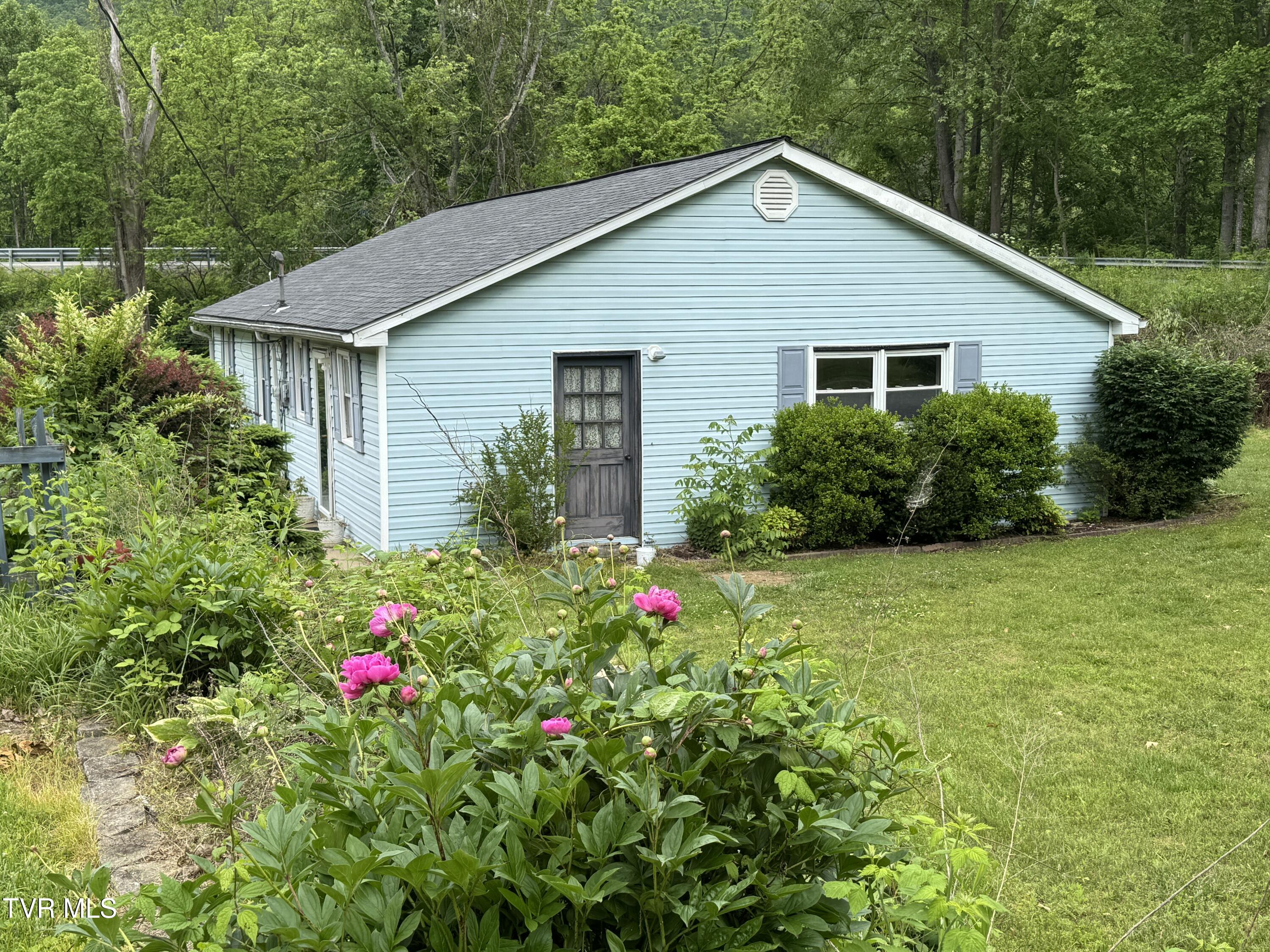 142 Sheryl Turner Road Big Stone Gap, VA 24219 - Photo 10 of 42 RIGHT REAR CORNER VIEW