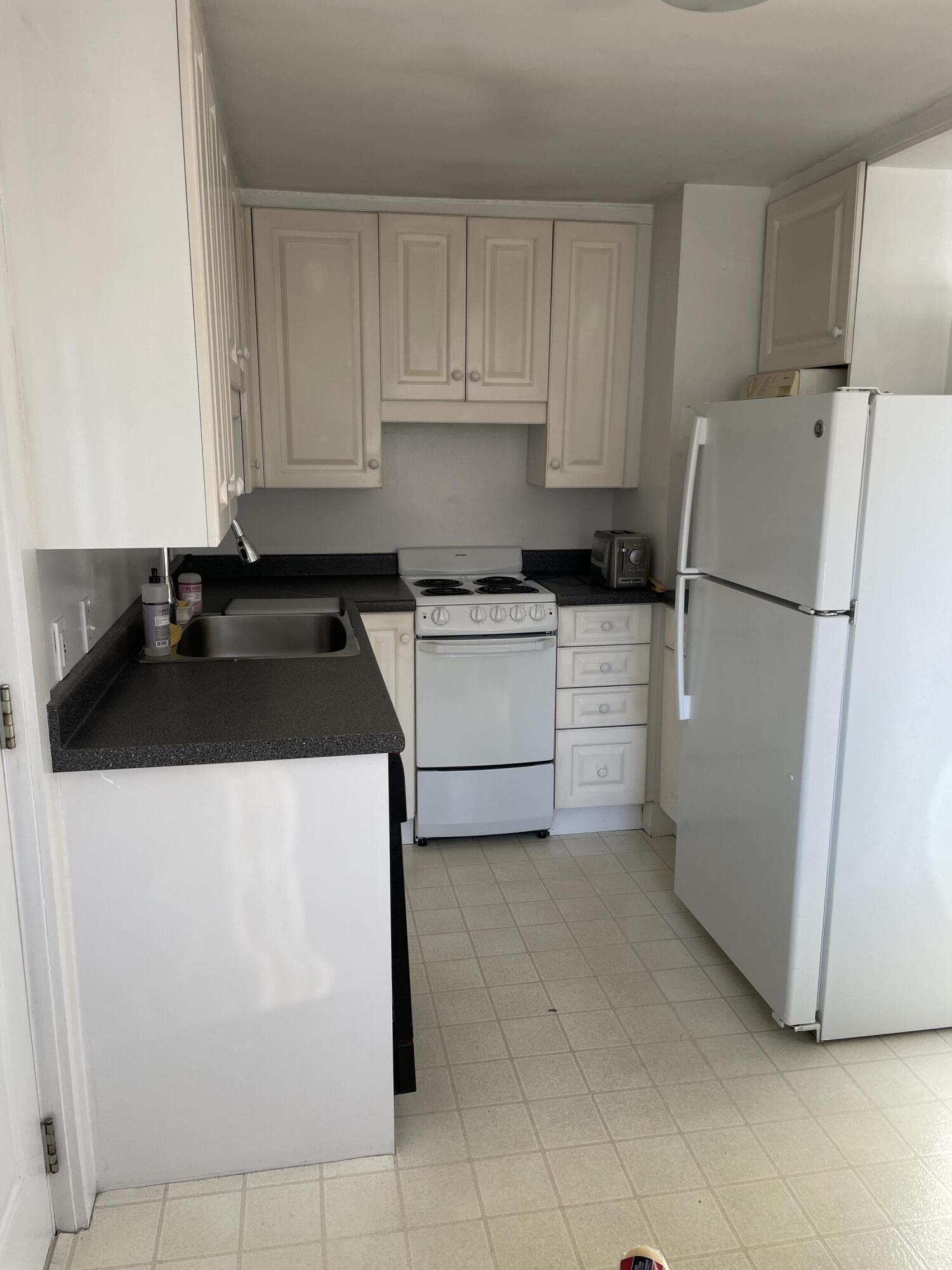10 Sylvia - Kitchen