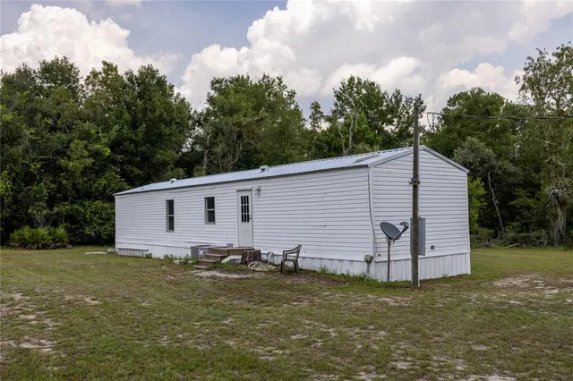 a view of a backyard