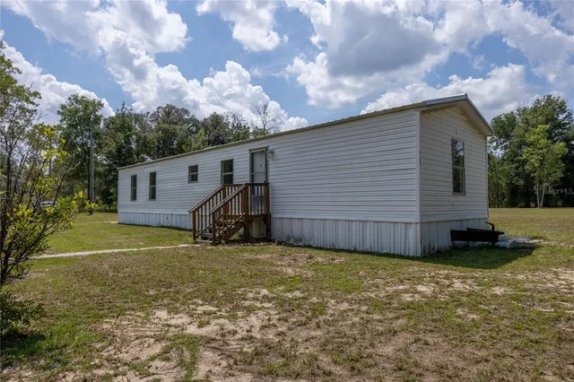 a view of a house with backyard