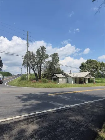a view of a yard in front of a house