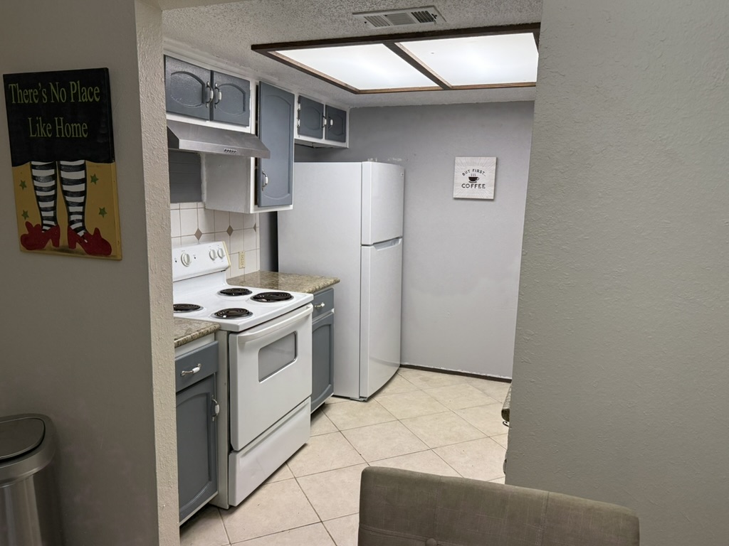 907 East Meadowmere Lane Austin, TX 78758 - Photo 14 of 23 a kitchen with a stove and a refrigerator