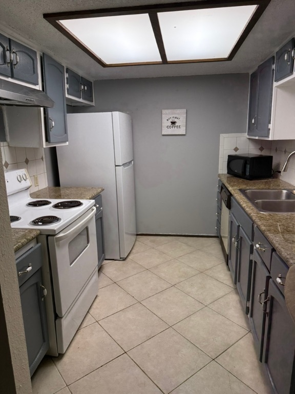 907 East Meadowmere Lane Austin, TX 78758 - Photo 18 of 23 a kitchen with a stove top oven and cabinets