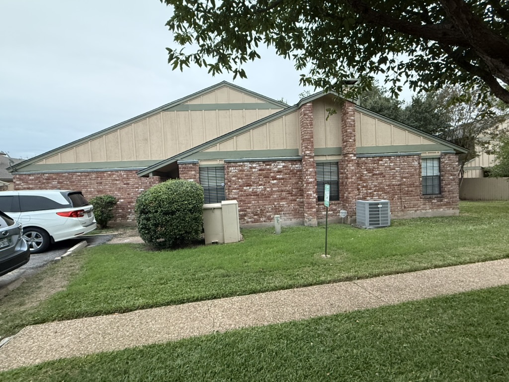 907 East Meadowmere Lane Austin, TX 78758 - Photo 21 of 23 a view of a back yard of the house