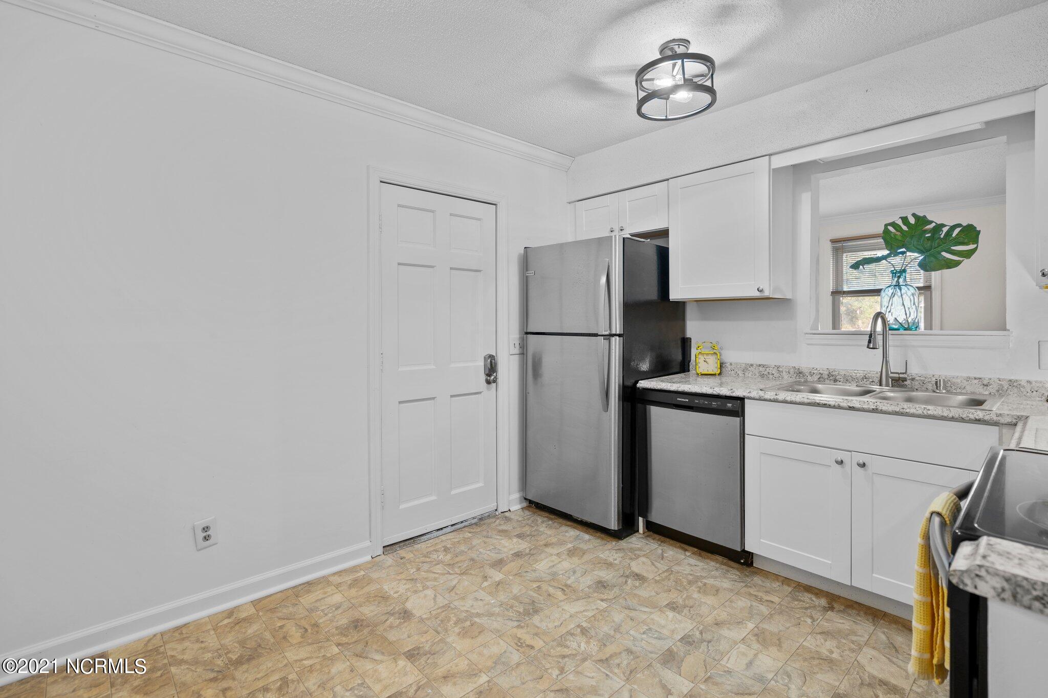 214 Lancaster Road Wilmington, NC 28409 - Photo 14 of 36 17-web-or-mls-DSC05884