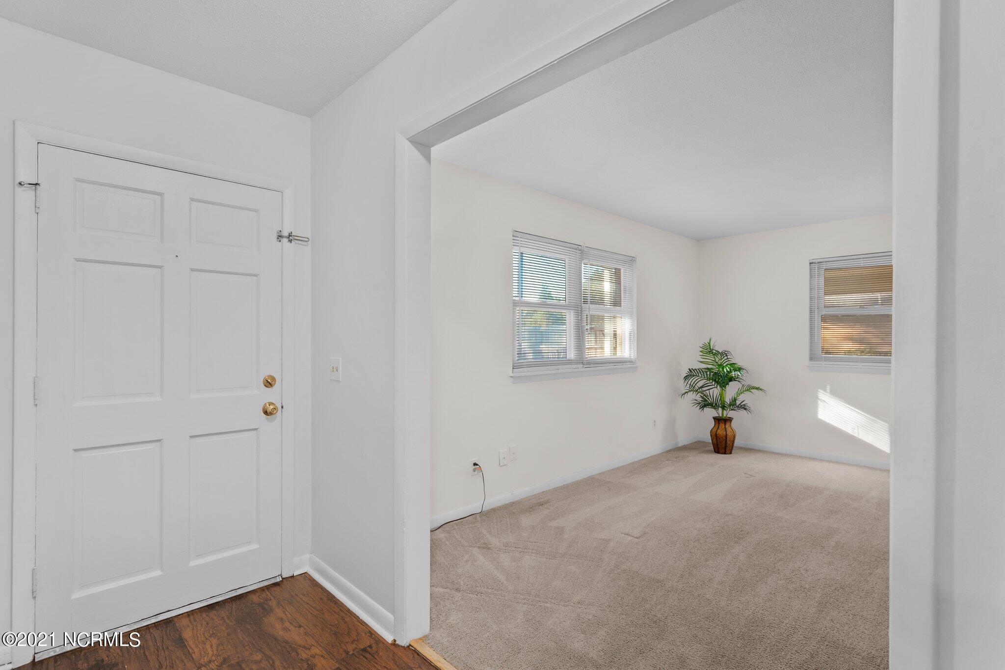 214 Lancaster Road Wilmington, NC 28409 - Photo 3 of 36 36-web-or-mls-DSC05947