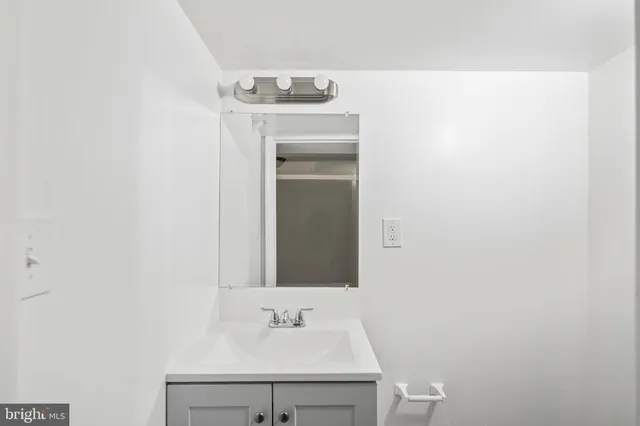 $2,000 | 165 Hampshire Road, Essex, MD 21221