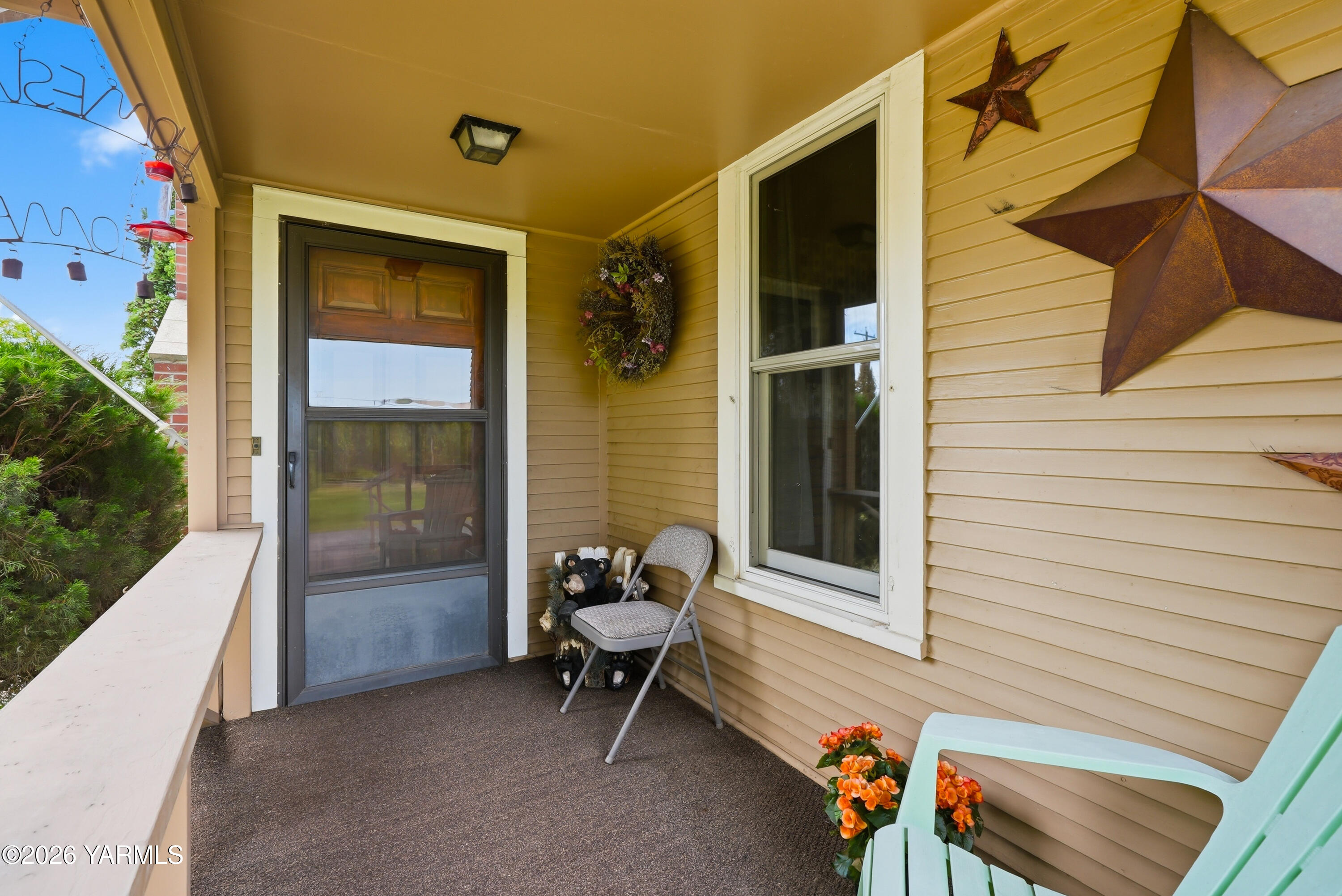 690 North Gleed Road Naches, WA 98937 - Photo 43 of 60 a backyard of a house with outdoor seating