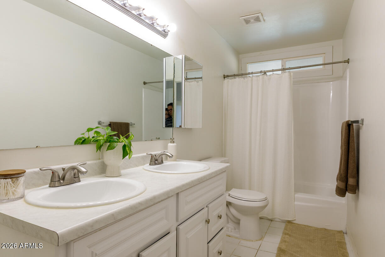 3222 West Hearn Road Phoenix, AZ 85053 - Photo 14 of 23 Hall bath