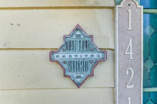 a view of entryway with elevator