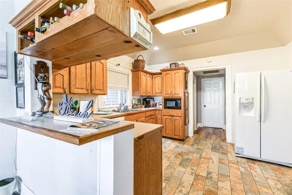 a kitchen that has a lot of cabinets in it