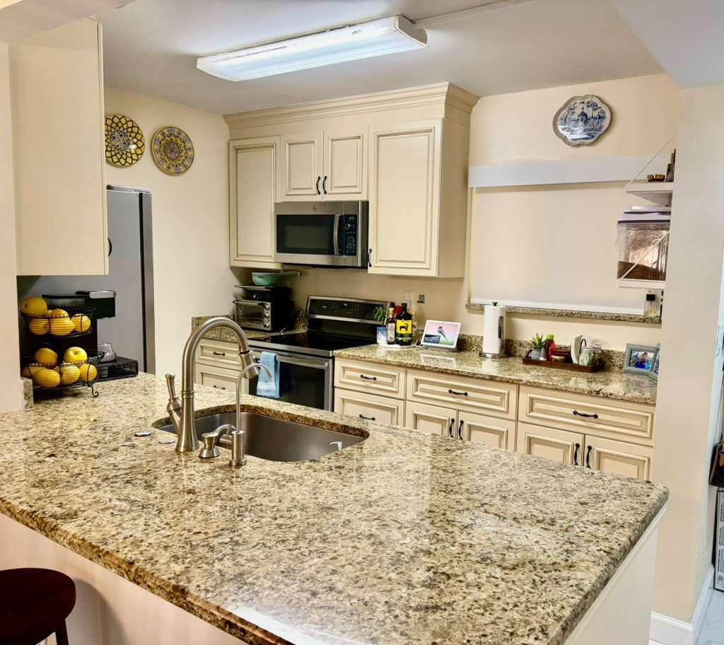 912 Southwest 9th St Circle, Unit 105 Boca Raton, FL 33486 - Photo 6 of 19 Kitchen