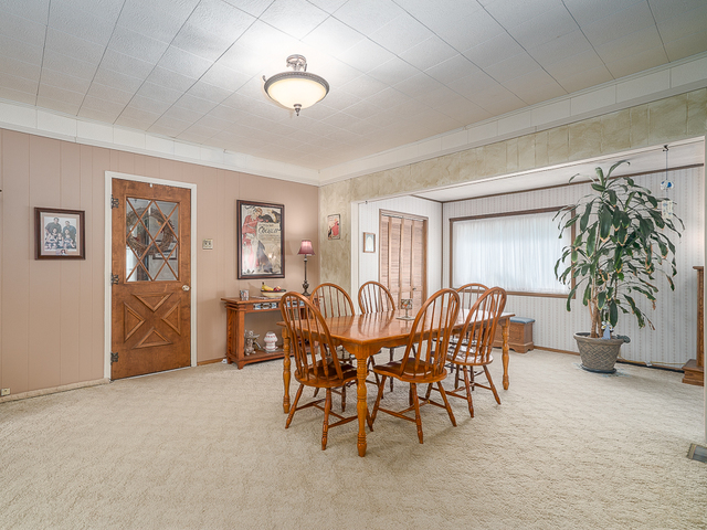 17447 West 2000N Road Reddick, IL 60961 - Photo 5 of 37 a view of a dining room with furniture and a potted plant