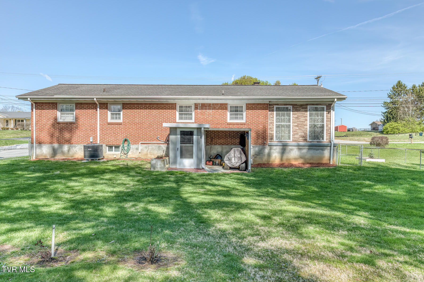 633 Old Airport Road Bristol, VA 24201 - Photo 8 of 34 633 Old Airport Rd-31