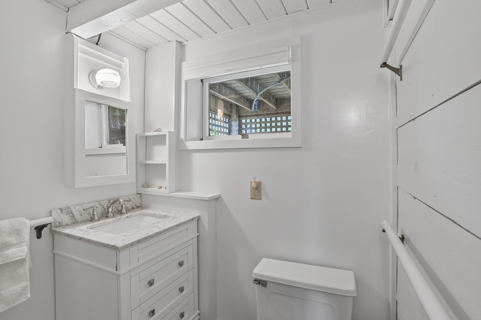 28 Black Point Road Chilmark, MA 02535 - Photo 30 of 56 Lower-level bath.