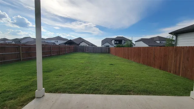 a view of a back yard