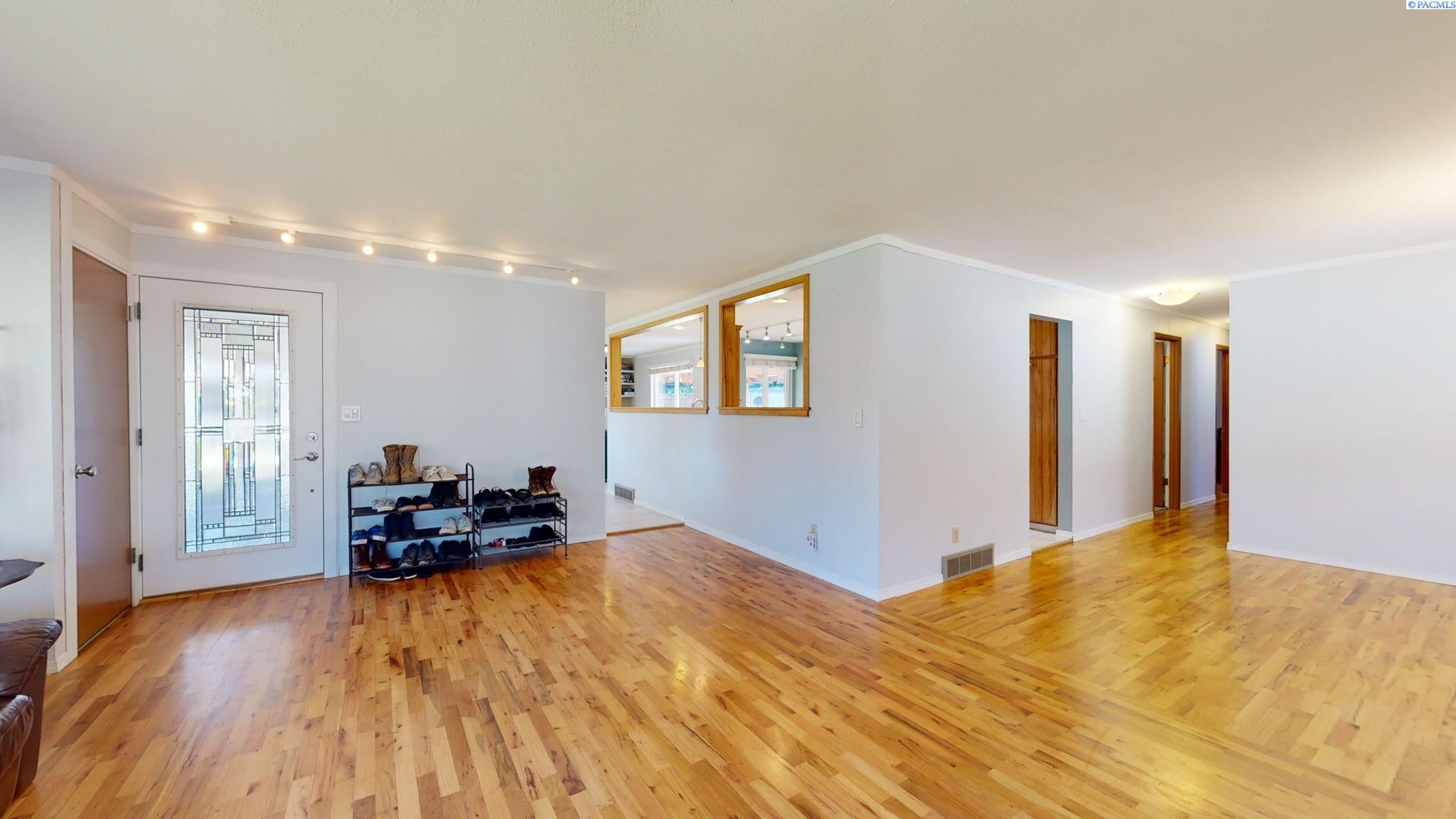 733 Southeast Ridgeview Street Pullman, WA 99163 - Photo 3 of 20 Gallery Image 3
