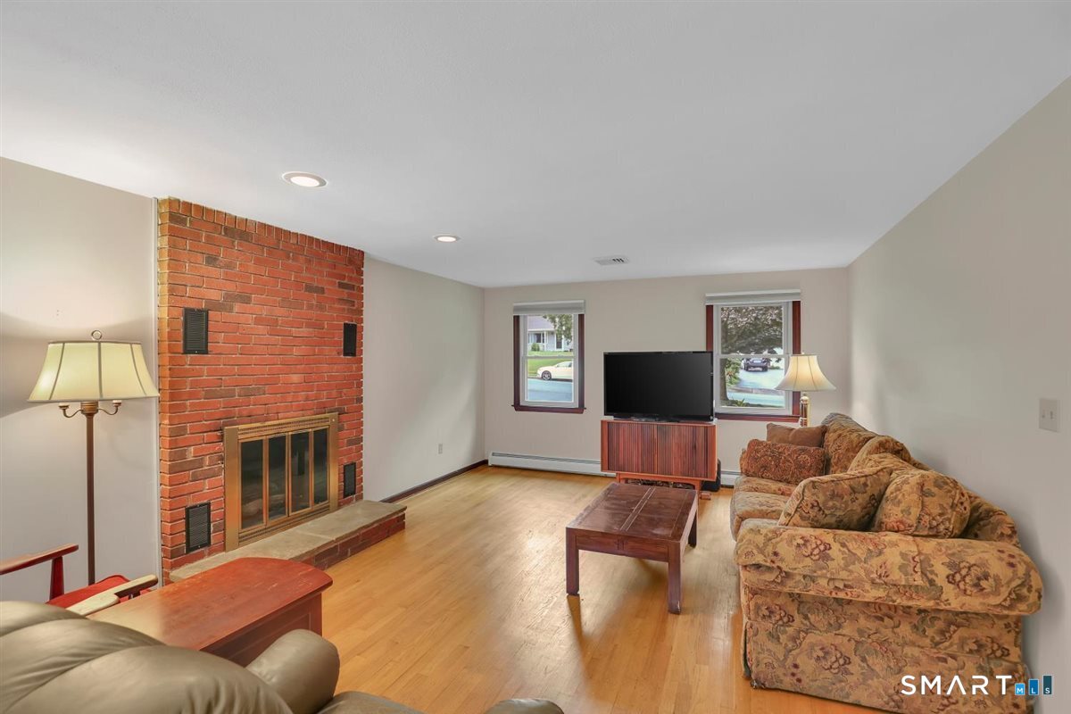 190 Valley View Road Manchester, CT 06040 - Photo 9 of 34 Gallery Image 9