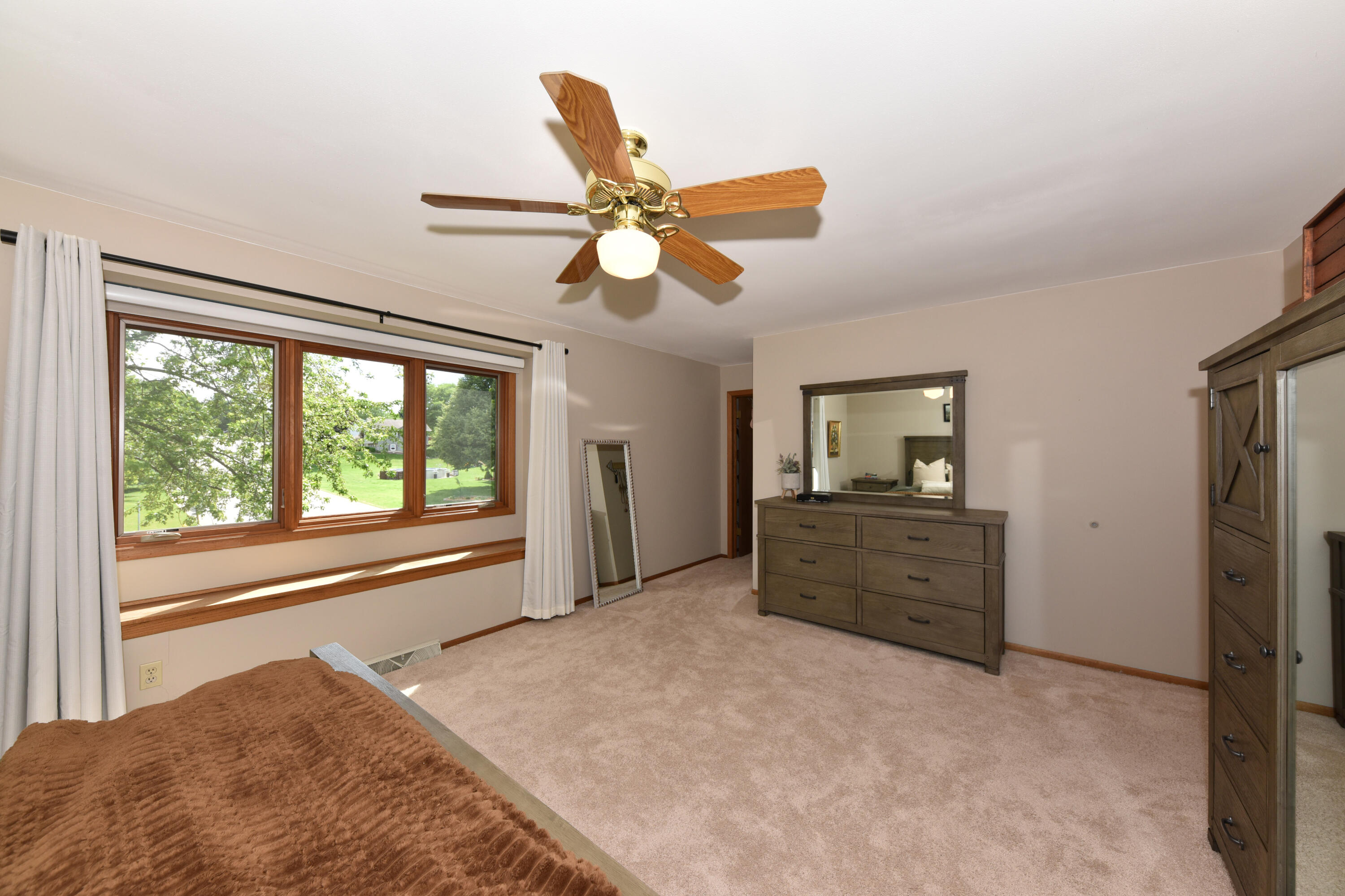 N71W23400 Homestead Road Sussex, WI 53089 - Photo 20 of 44 Primary bedroom