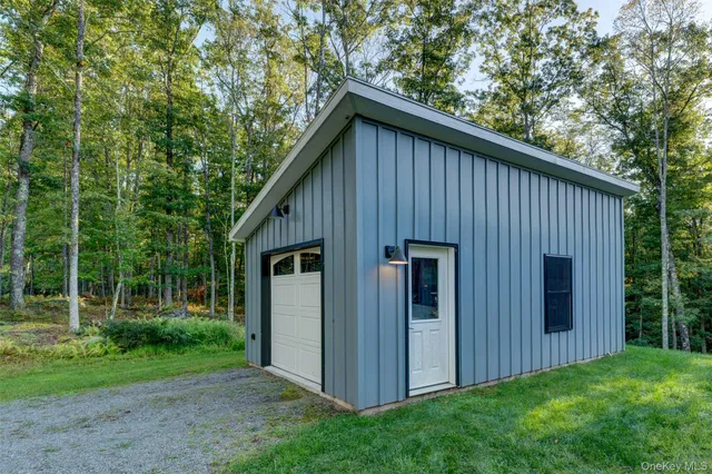 a view of a house with backyard