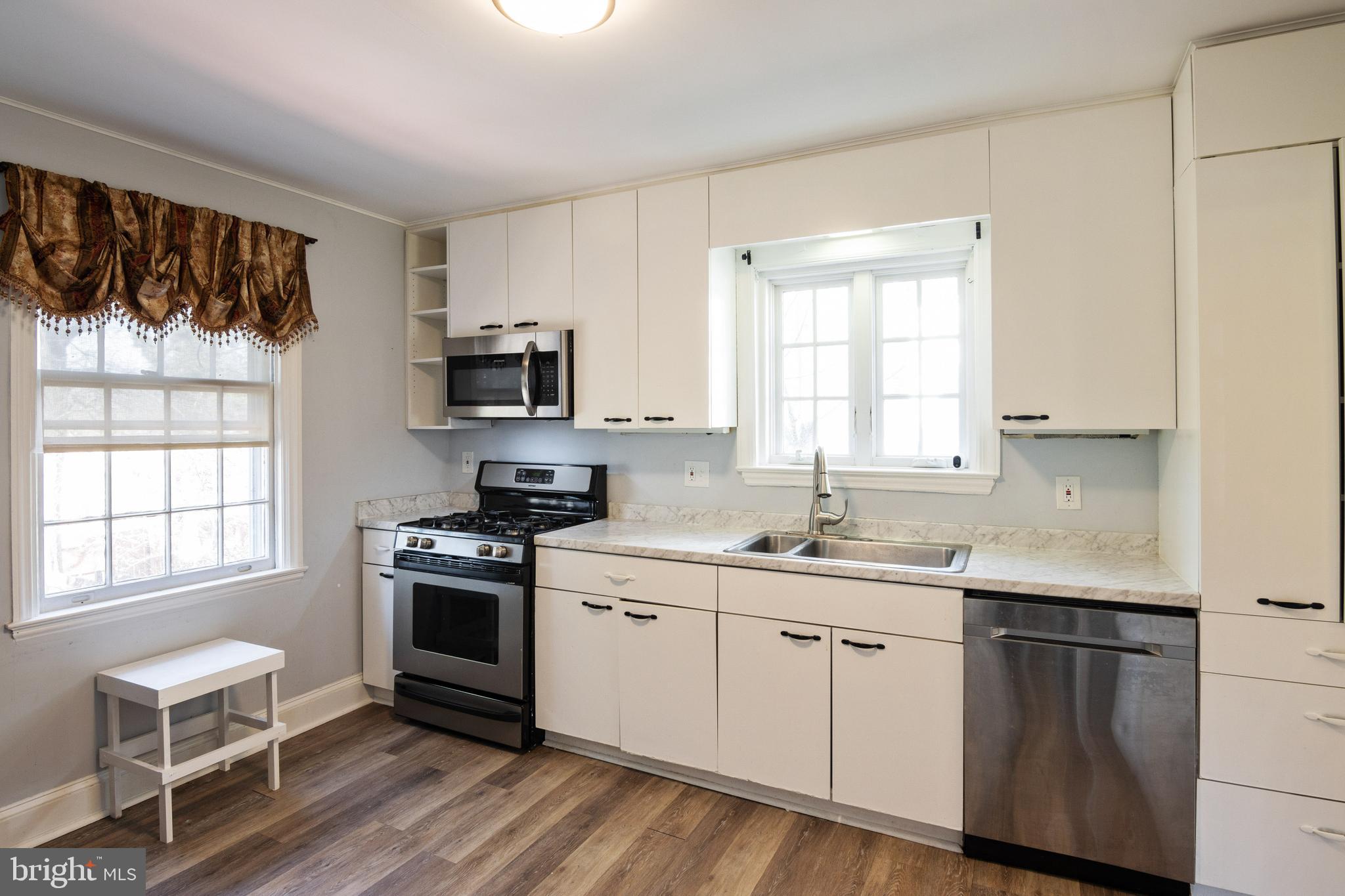 4128 Westview Road Baltimore, MD 21218 - Photo 3 of 37 Bright kitchen with stainless steel appliances