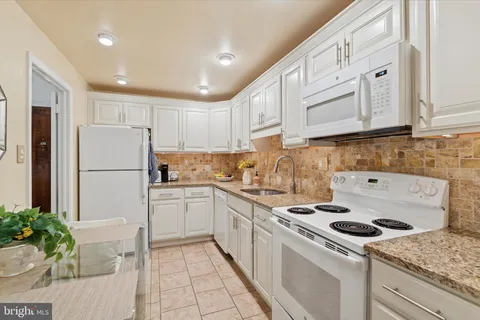 $424,000 | 601 Montgomery Avenue, Unit 204, Bryn Mawr, PA 19010