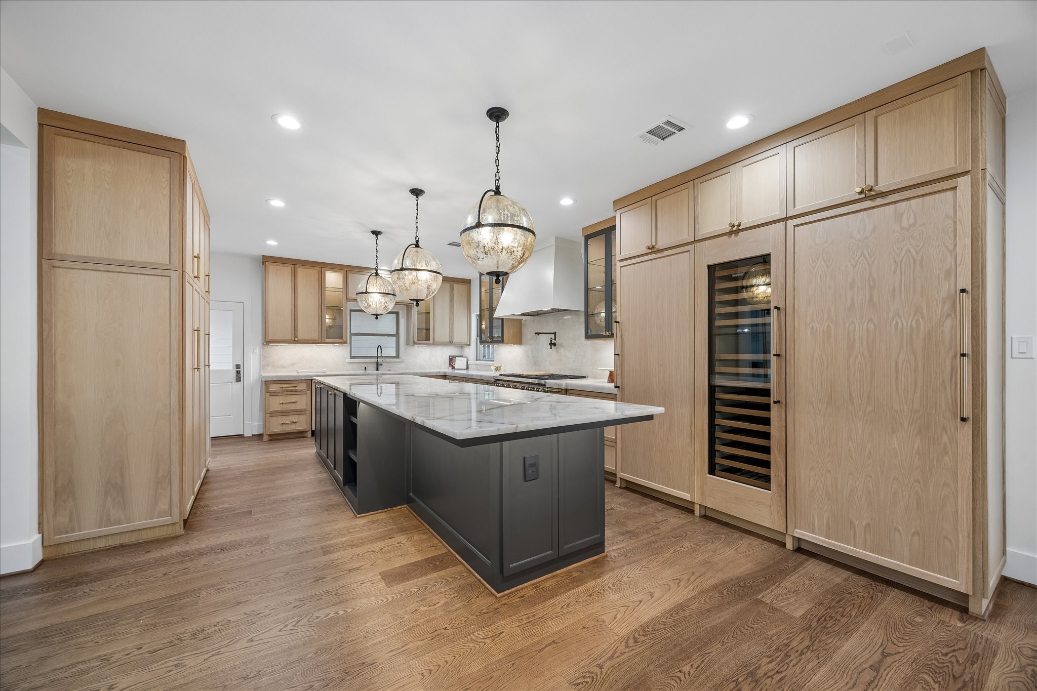 620 Stoneleigh Drive Houston, TX 77079 - Photo 11 of 39 Step into this luxurious kitchen, where elegance meets functionality in every detail. Equipped with top of the line appliances, this kitchen is a haven for cooking enthusiasts.