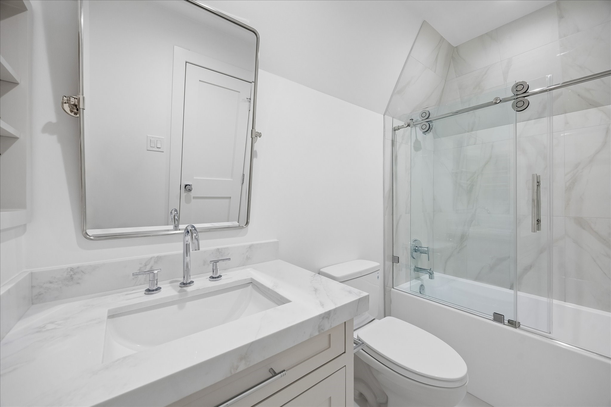 620 Stoneleigh Drive Houston, TX 77079 - Photo 33 of 39 Elegantly styled bathroom featuring a tub/shower combination, offering both comfort and everyday convenience.