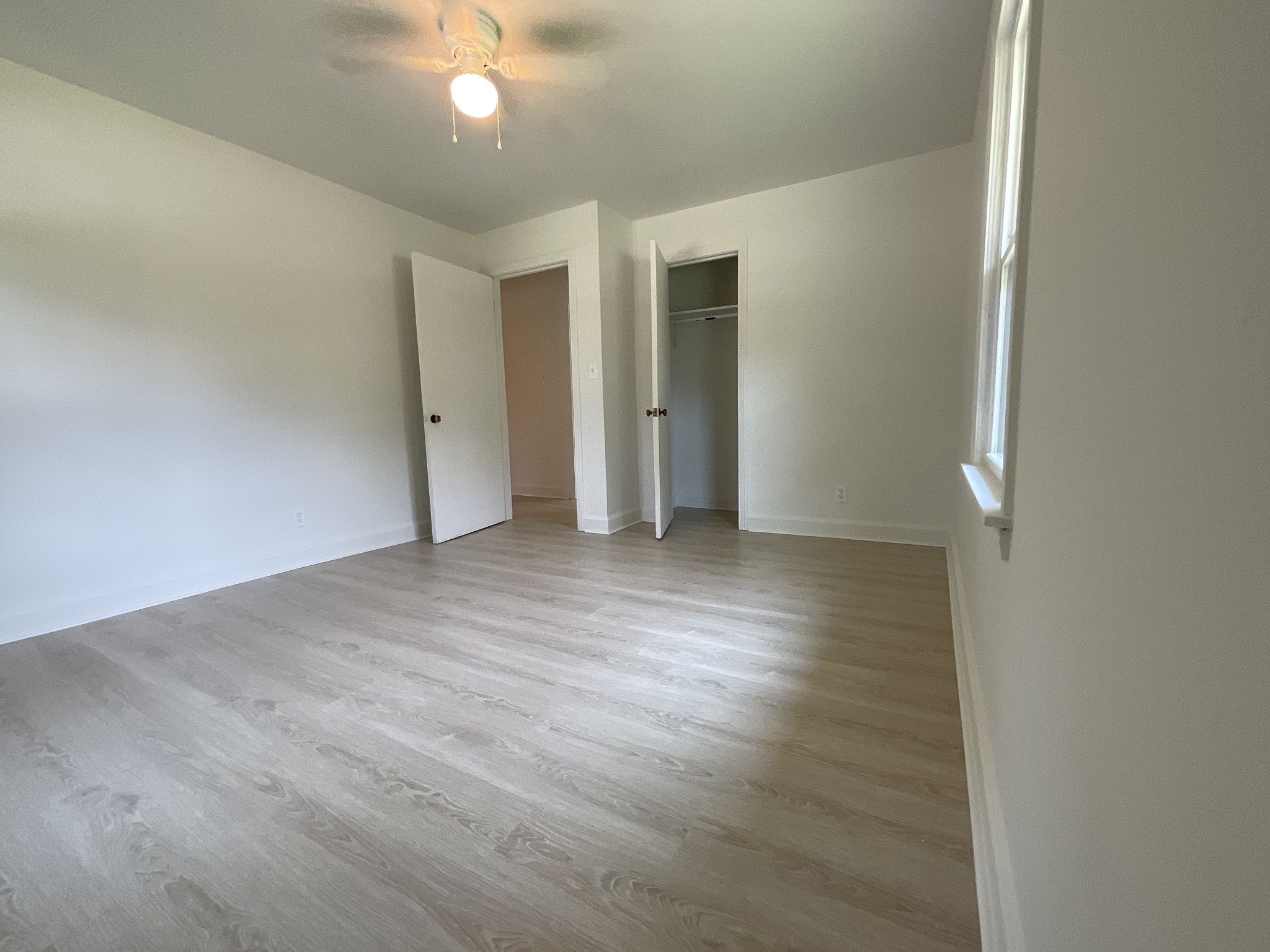 624 Fall River Road Lawrenceburg, TN 38464 - Photo 15 of 22 an empty room with wooden floor and ceiling fan