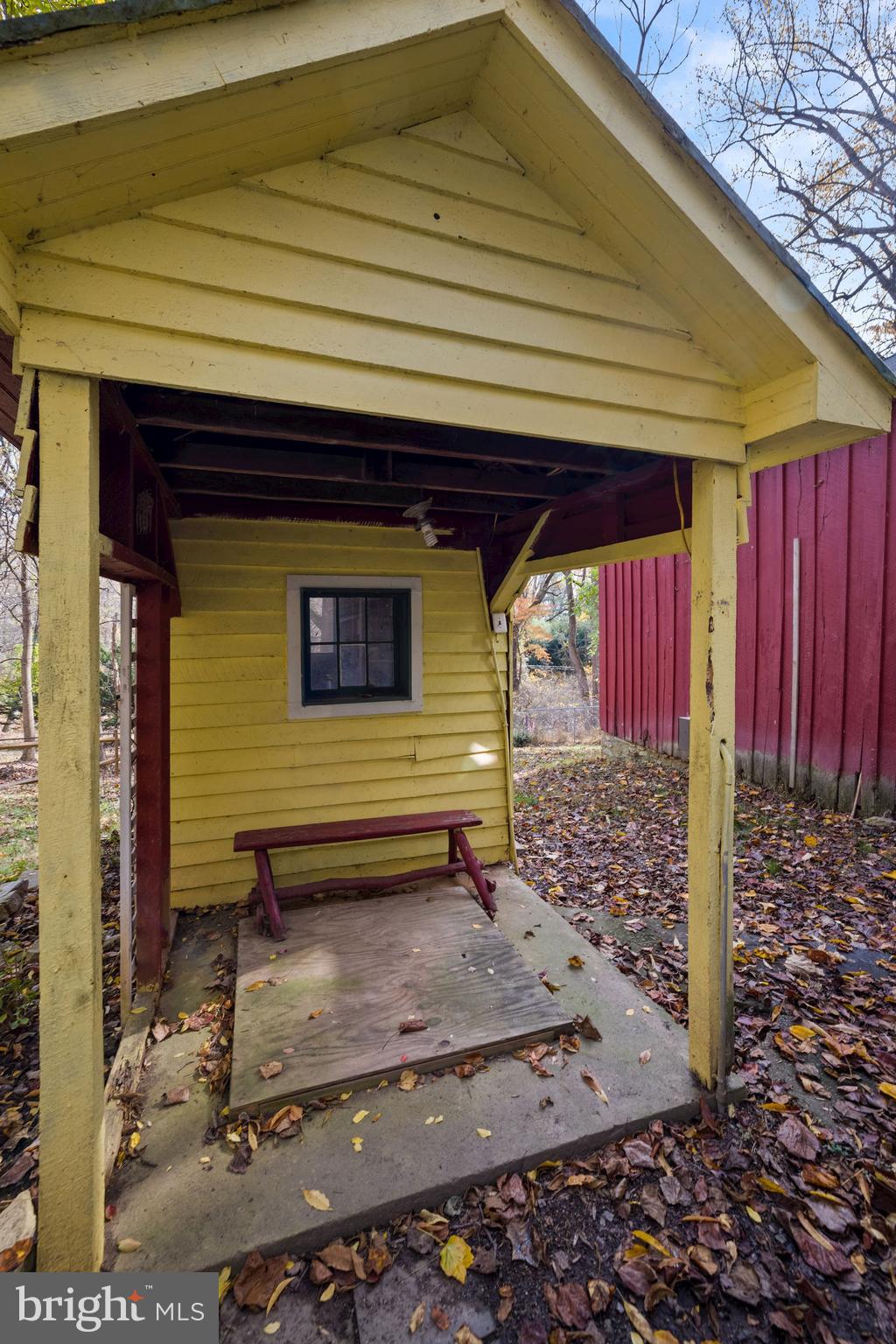 41788 Stumptown Road Leesburg, VA 20176 - Photo 31 of 31 a front view of a house with a garden