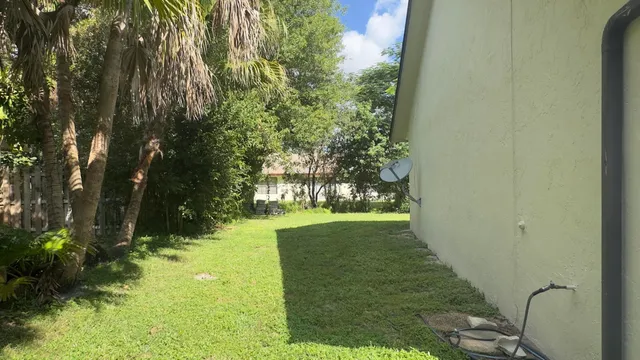 a view of yard with green space