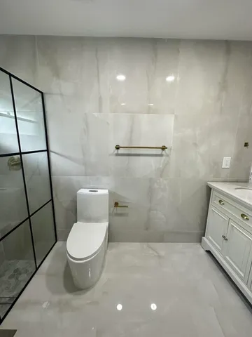 a bathroom with a toilet and a shower