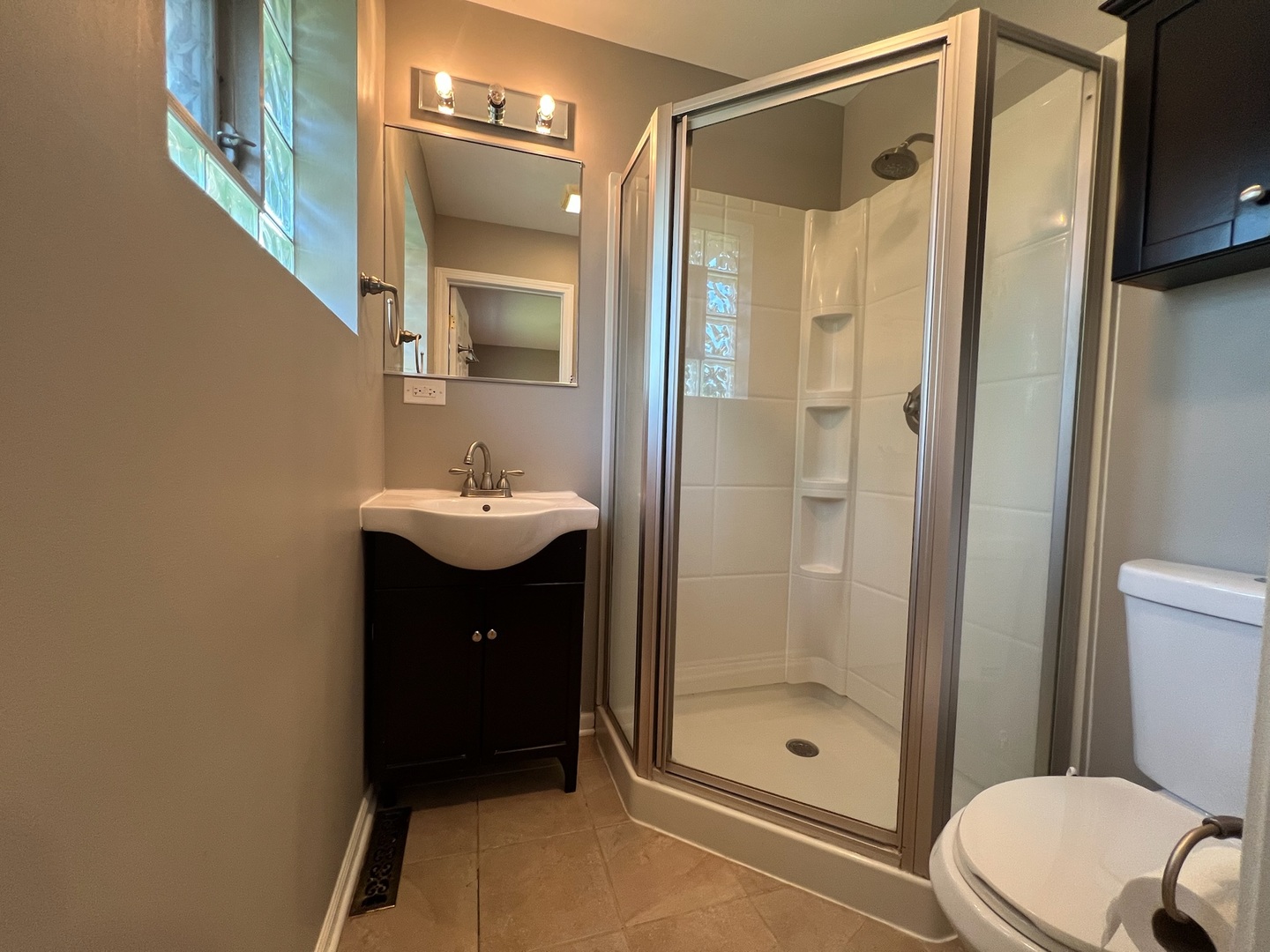 548 Delaware Trail Carol Stream, IL 60188 - Photo 12 of 26 a bathroom with a sink shower and a mirror