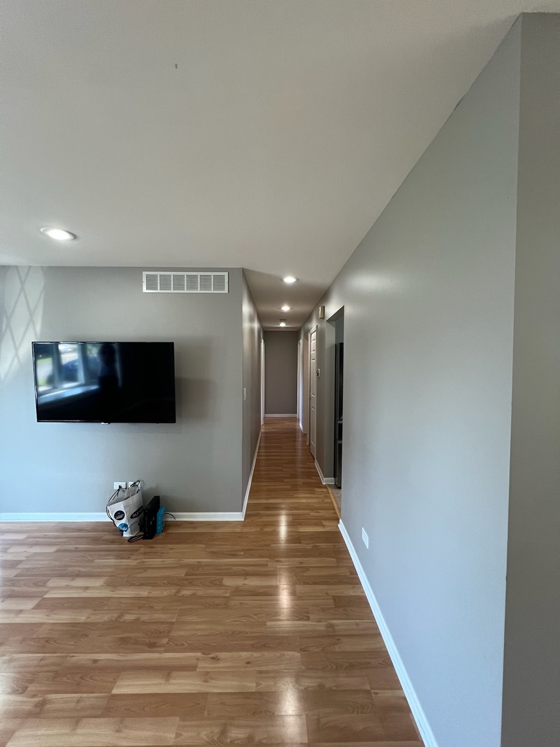 548 Delaware Trail Carol Stream, IL 60188 - Photo 9 of 26 a view of a living room