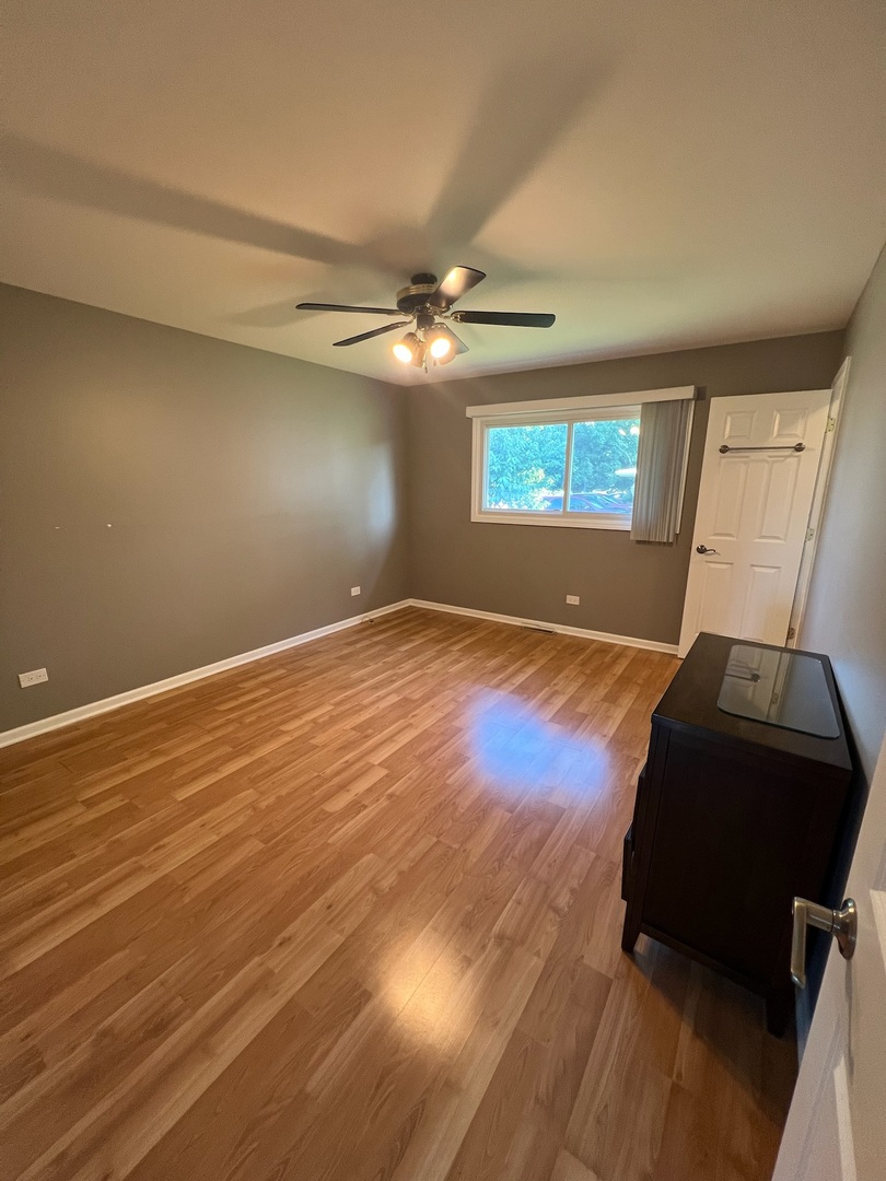 548 Delaware Trail Carol Stream, IL 60188 - Photo 10 of 26 a view of a livingroom with wooden floor