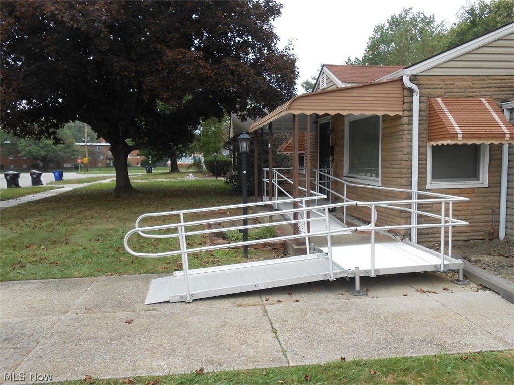2015 North Green Road Cleveland, OH 44121 - Photo 3 of 21
