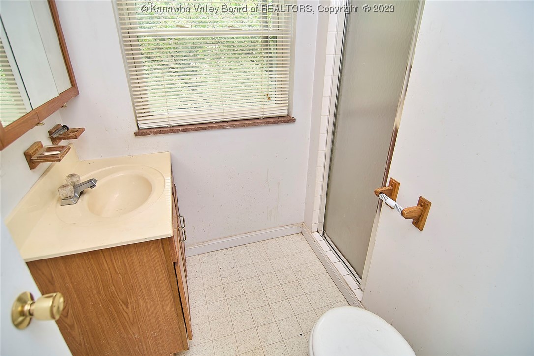 517 Linden Road Charleston, WV 25314 - Photo 16 of 45 Primary en suite