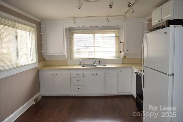 $1,200 | 148 Brookwood Avenue Northeast, Concord, NC 28025