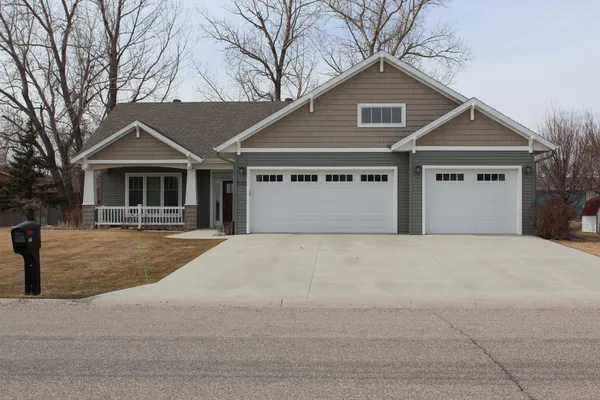 $476,500 | 533 7th Avenue Southeast, Mayville, ND 58257