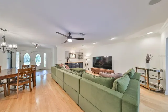 $3,999 | 817 Bannockburn Avenue, Temple Terrace, FL 33617