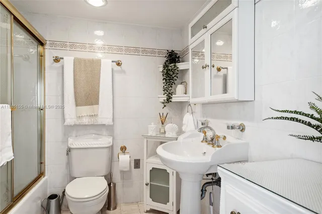 $4,000 | 5401 Collins Avenue, Unit 1020, Miami Beach, FL 33140