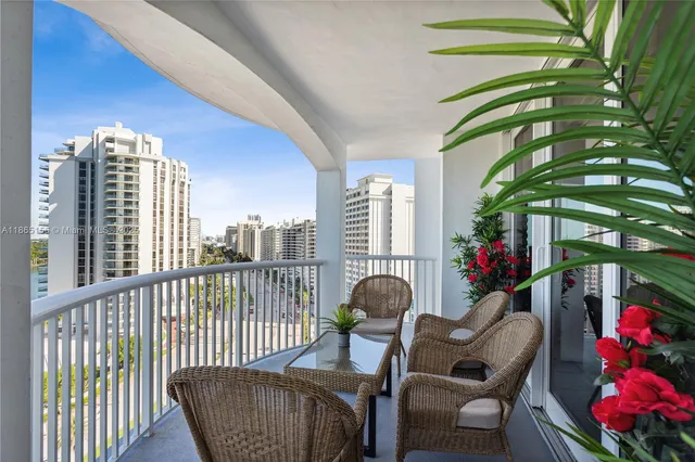 $4,000 | 5401 Collins Avenue, Unit 1020, Miami Beach, FL 33140